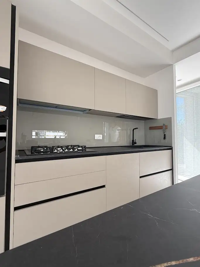 Paraschizzi in Vetro per Cucina per cucina a Palermo - Greco Vetri e Infissi 1