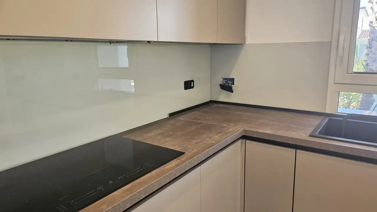 Paraschizzi in Vetro per Cucina per cucina a Palermo - Greco Vetri e Infissi 11