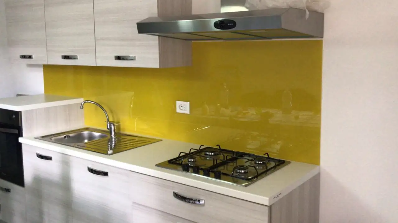 Paraschizzi in Vetro per Cucina per cucina a Palermo - Greco Vetri e Infissi 12